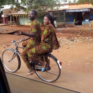 Amoureux sur v&eacute;lo dans une rue b&eacute;ninoise