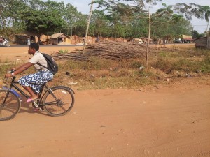 El&egrave;ve fille sur v&eacute;lo allant &agrave; l'&eacute;cole &agrave; Vakon, Porto Novo, B&eacute;nin