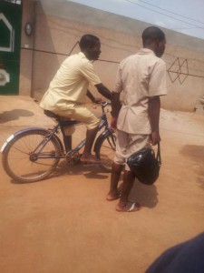 Elève allant à l'école à vélo, à Vakon, Porto Novo, Bénin