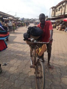 Un cycliste transportant duu poisson fum&eacute;, au march&eacute; Ouando, Porto Novo, B&eacute;nin