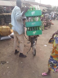 Un cycliste transportant plastiques de bouteilles vides au march&eacute; Ouando, Porto Novo, B&eacute;nin