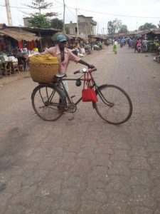 Un cycliste transportant un panier d'akassaau marché Ouando, Porto Novo, Bénin, Typique TAXIKANAN