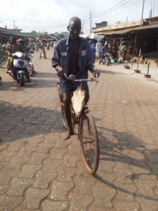 Uncycliste &acirc;g&eacute; dans les rues de Porto Novo, B&eacute;nin