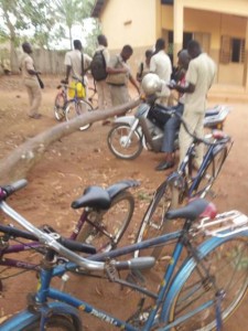 V&eacute;lo sur la cour du CEG Vakon, Porto Novo, B&eacute;nin