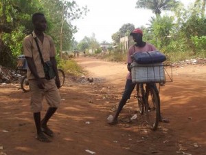 Vendeur de sucette sur v&eacute;lo &agrave; Porto Novo, B&eacute;nin, 2