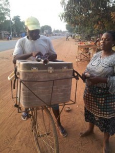 Vendeur de sucette utilisant son vélo comme moyen de transport et de vente ambulatoire