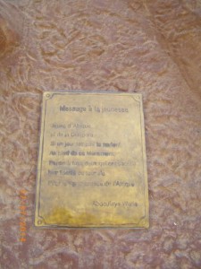 Monument de la renaissance, inscription du Pr Wade (2)
