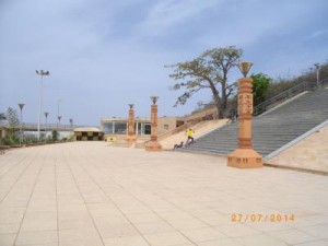 Monument de la renaissance, vue de l'esplanade ext&eacute;rieure