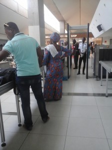 Contrôle des voyageurs à l'aéroport d'Abidjan